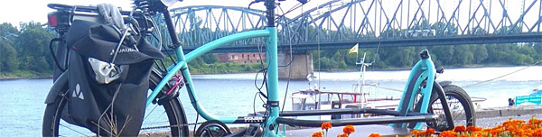Rower na tle mostu drogowego w Toruniu